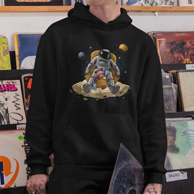 μαύρο hoodie αστροναύτης σε διάλειμμα