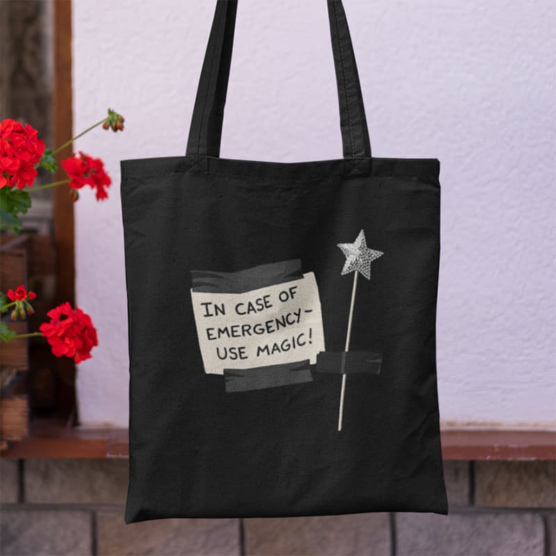 Μαύρη τσάντα με αστεία στάμπα ''In case of emergency, use magic''
