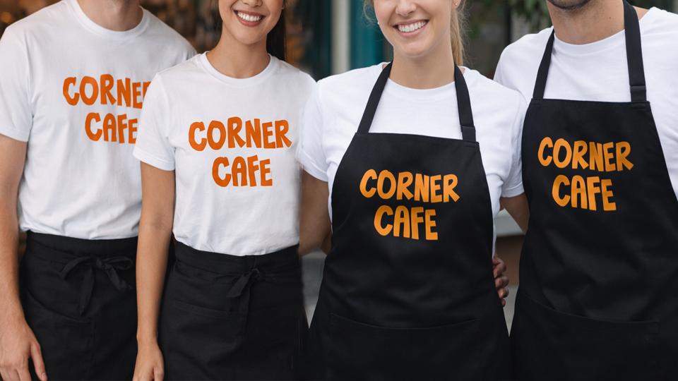 Ομάδα εστίασης με custom ποδιές προσωπικού