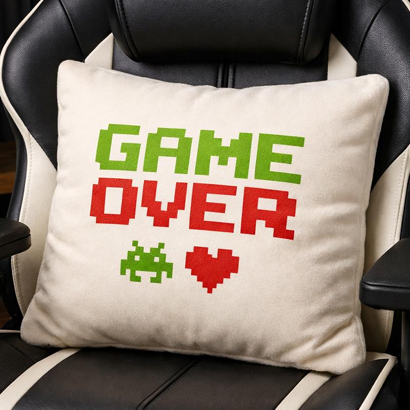 Gaming καρέκλα με custom μαξιλάρι που γράφει Game Over.