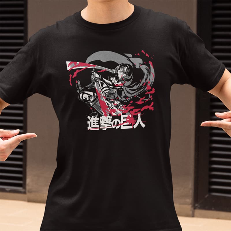 Μαύρο μπλουζάκι με δυναμικό σχέδιο του Levi Ackerman από το Attack on Titan σε δράση, με γκρι και κόκκινες λεπτομέρειες (splatter εφέ) και τον ιαπωνικό τίτλο της σειράς Shingeki no Kyojin.
