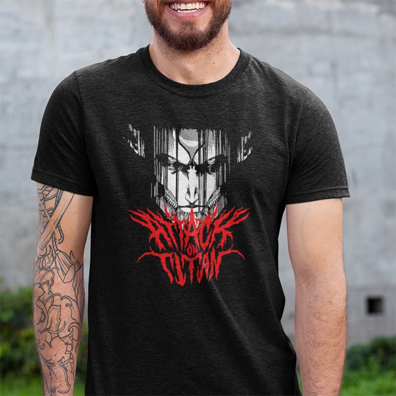 Μαύρο t-shirt με το πρόσωπο ενός Titan από το Attack on Titan σε ασπρόμαυρο στυλ και το λογότυπο της σειράς με κόκκινη γραμματοσειρά που θυμίζει metal συγκρότημα.