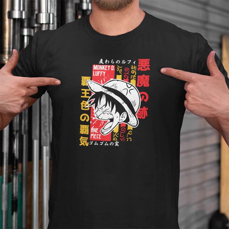 Μαύρο ανδρικό t-shirt με καλλιτεχνικό σχέδιο του Luffy σε στυλ ιαπωνικής αφίσας, με έντονα κόκκινα και κίτρινα στοιχεία, ιαπωνικά Kanji και γεωμετρικά σχήματα