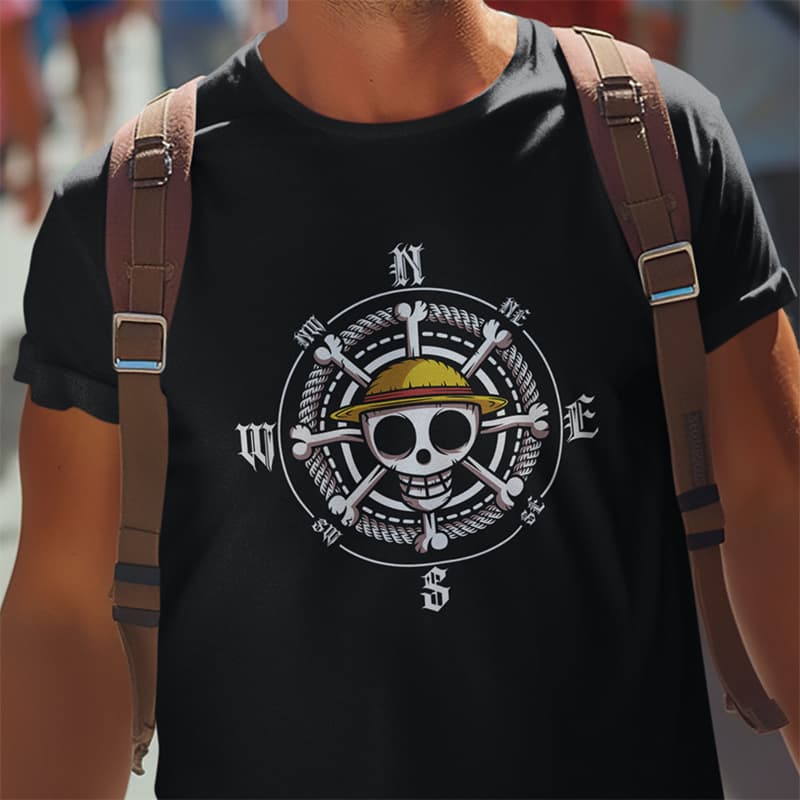 Μαύρο t-shirt που απεικονίζει μια ναυτική πυξίδα με το έμβλημα του Luffy (νεκροκεφαλή με ψάθινο καπέλο) στο κέντρο και τα σημεία του ορίζοντα σε gothic γραμματοσειρά.