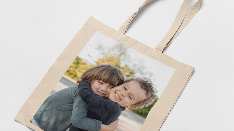 Προσωποποιημένη υφασμάτινη τσάντα tote bag με εκτύπωση φωτογραφίας εγγονιών, ιδανικό δώρο για γιαγιά από το Picture4u.