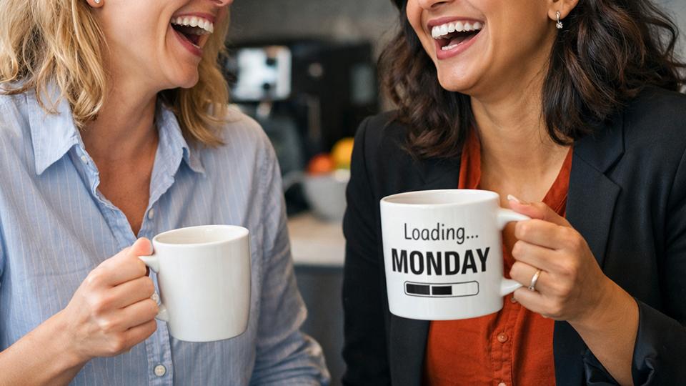 Συνάδελφοι στο γραφείο με κούπες καφέ που έχουν αστείες ατάκες.