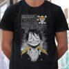 Μαύρο unisex T-shirt με σχέδιο manga Luffy, τη φράση "The Pirate King" και το Jolly Roger σύμβολο