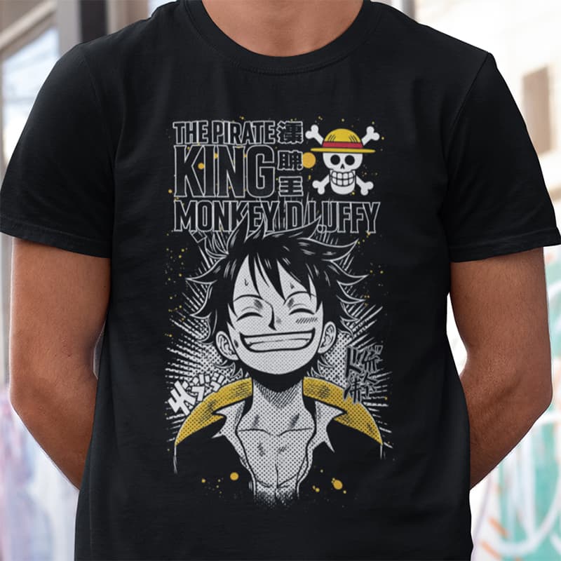 Μαύρο unisex T-shirt με σχέδιο manga Luffy, τη φράση "The Pirate King" και το Jolly Roger σύμβολο