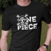 Μαύρο unisex t-shirt με το λευκό λογότυπο One Piece και τη νεκροκεφαλή με το ψάθινο καπέλο.