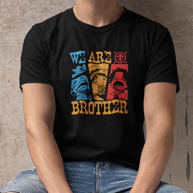 Μαύρο unisex t-shirt με πολύχρωμο σχέδιο των Luffy, Ace και Sabo και τη φράση We Are Brothers από το One Piece.