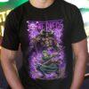 Μαύρη unisex μπλούζα One Piece που απεικονίζει τον Roronoa Zoro σε θέση μάχης με τον Kaido στο παρασκήνιο και μωβ φλόγες.