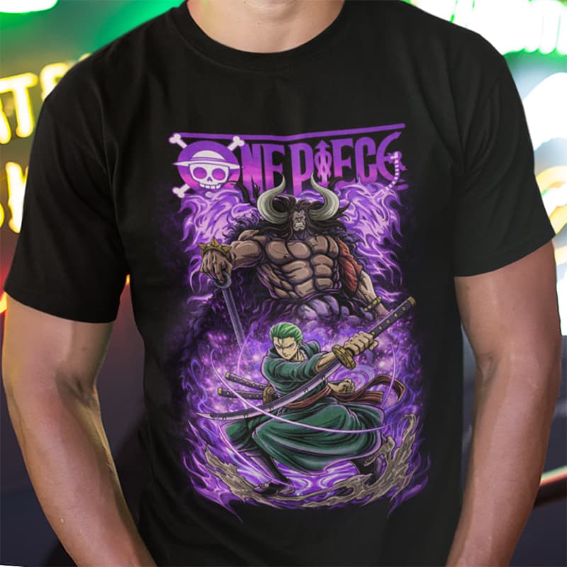 Μαύρη unisex μπλούζα One Piece που απεικονίζει τον Roronoa Zoro σε θέση μάχης με τον Kaido στο παρασκήνιο και μωβ φλόγες.