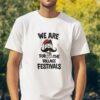 Λευκό βαμβακερό t-shirt με το σχέδιο "We Are For The Village Festivals" και καρτουνίστικη φιγούρα τσολιά με μουστάκι και κλαρίνο