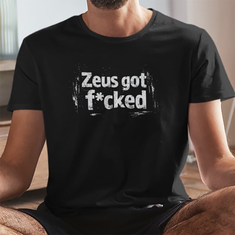 Μαύρο Unisex T-shirt με τη στάμπα "Zeus got f*cked" σε λευκή vintage γραμματοσειρά με εφέ φθοράς από το picture4u.gr